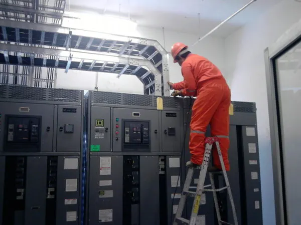 Personal realizando trabajo de media tensión