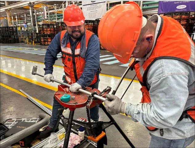 Personal manipulando tuberías para cableado
