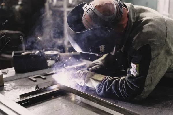 Proceso de soldadura especializada en luminarias